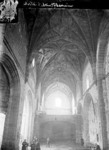 Estudiants i professors de l'ESAB a l'interior del monestir de San Francisco d'Àvila. Excursió ESAB 1904. Col·lecció ETSAB, Càtedra Gaudí, UPC (núm FF_ 001202)